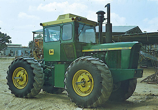 קובץ:Tractor JD7020.jpg