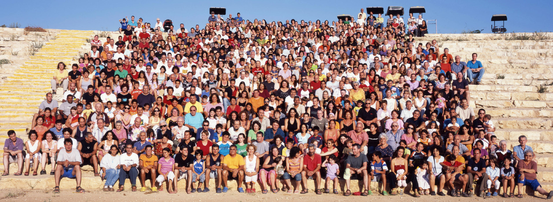 תמונת רוב אנשי בארי בתצלום מיוחד באמפי לכבוד חג ה-60. 2.9.2006.