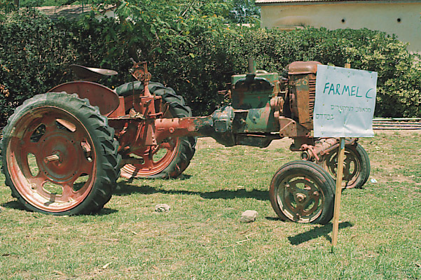קובץ:Tractor FarmelC.jpg