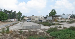 הלכה גם הסככה: מעכשיו יש הרבה מקום למכוניות ישנות וערימות מיחזור, 2007