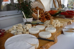 מחלבת בארי, שולחן עם מבחר גבינות המחלבה