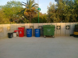 עמדת מיחזור טיפוסית ליד שכונת הזיתים