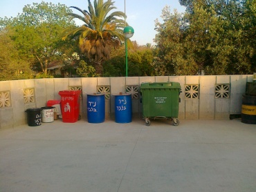 עמדת מיחזור טיפוסית ליד שכונת הזיתים, 2010