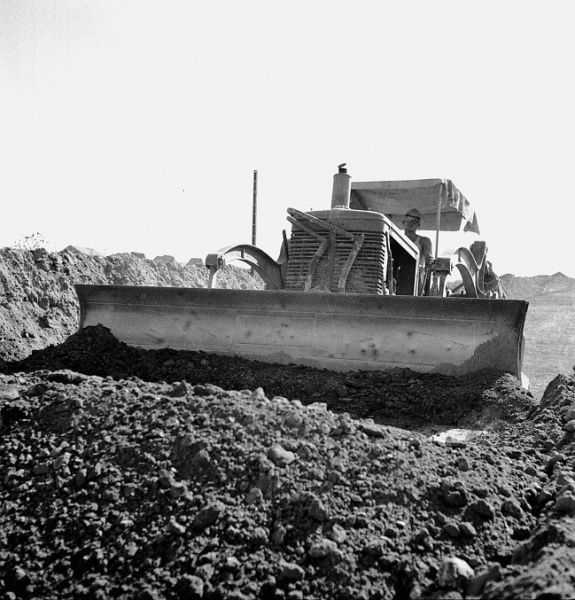 קובץ:Tractor Nahbir.jpg