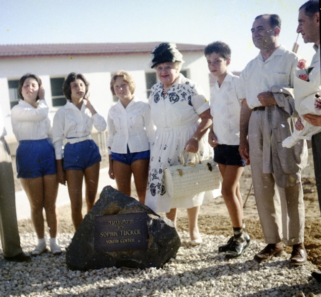 קובץ:S Tucker 1961.jpg