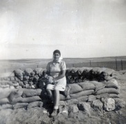 גיבור, הכלב מנחביר - בתמונה עם רינה הברון, ממייסדות בארי