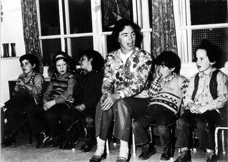 thumb חסידה הגננת הראשונה של גן כלנית עם ילדי הגן