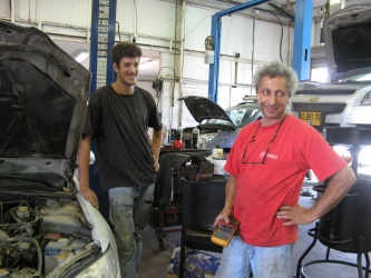 שמואליק ואורן במוסך בארי יזמויות, 2013